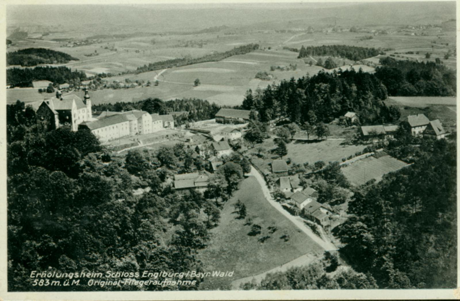 Das Schloss und die Reste des Meierhofs.