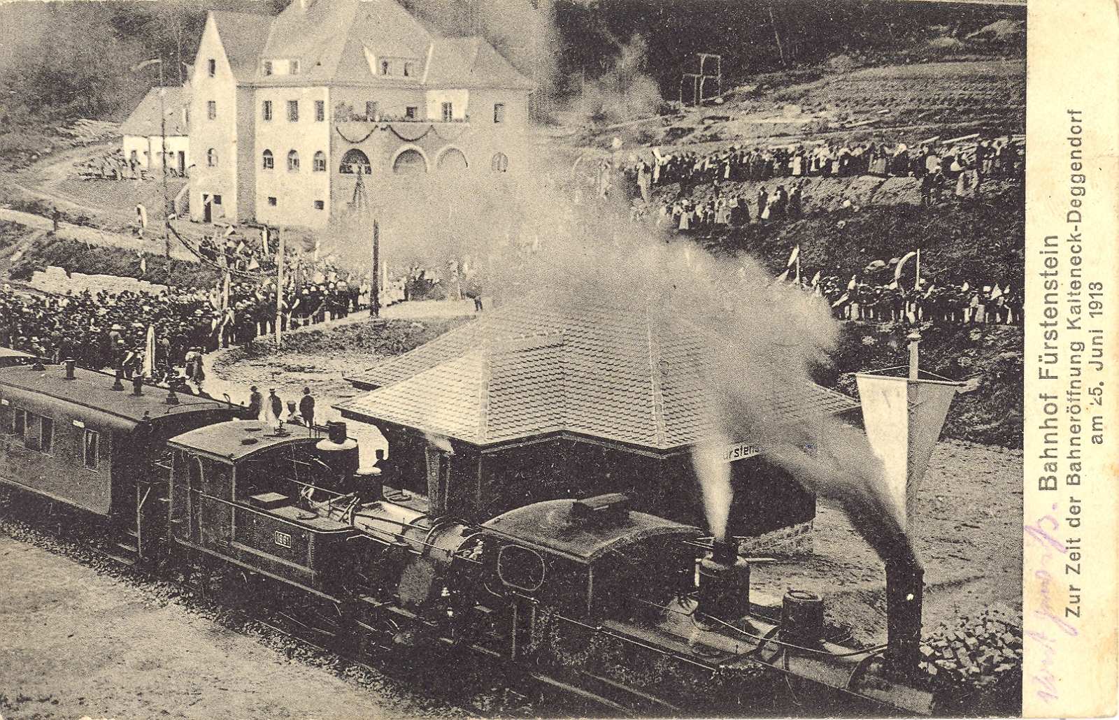 Der 1. Zug im Bahnhof Fürstenstein.